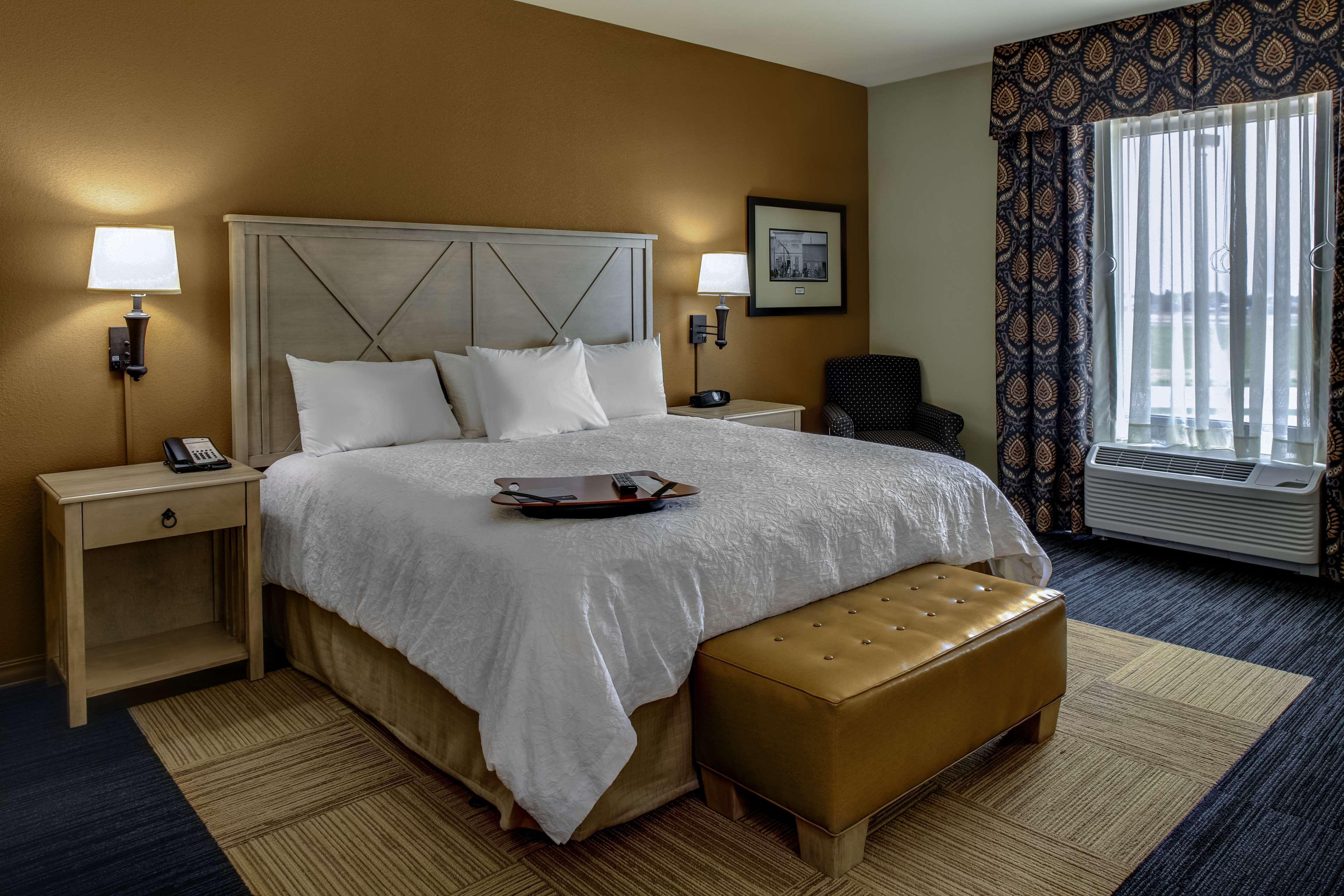 Hampton Inn & Suites Dodge City Boot Hill Casino Exterior photo