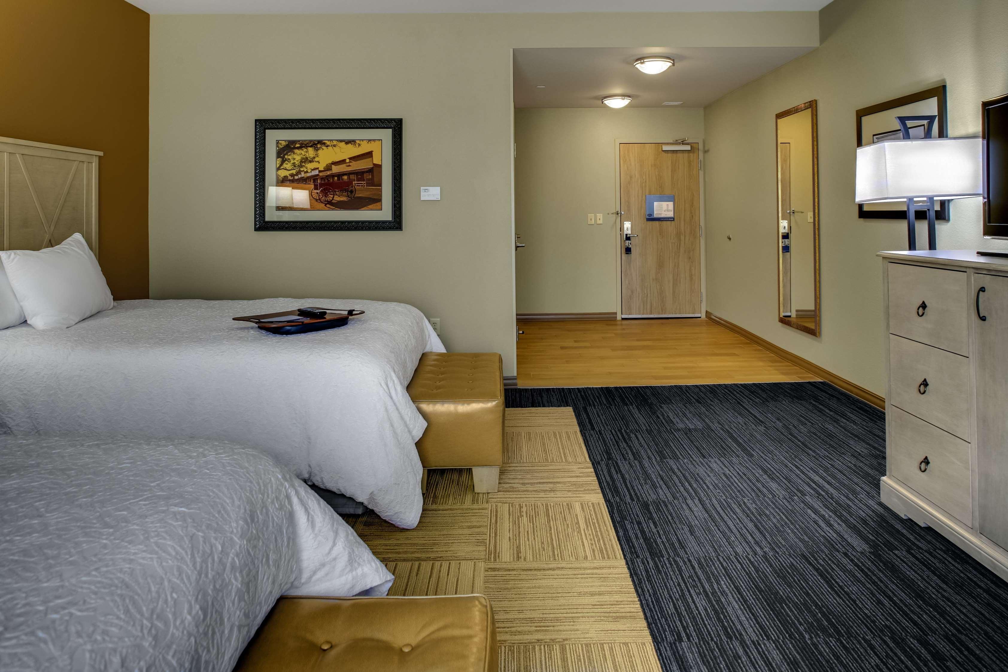 Hampton Inn & Suites Dodge City Boot Hill Casino Exterior photo