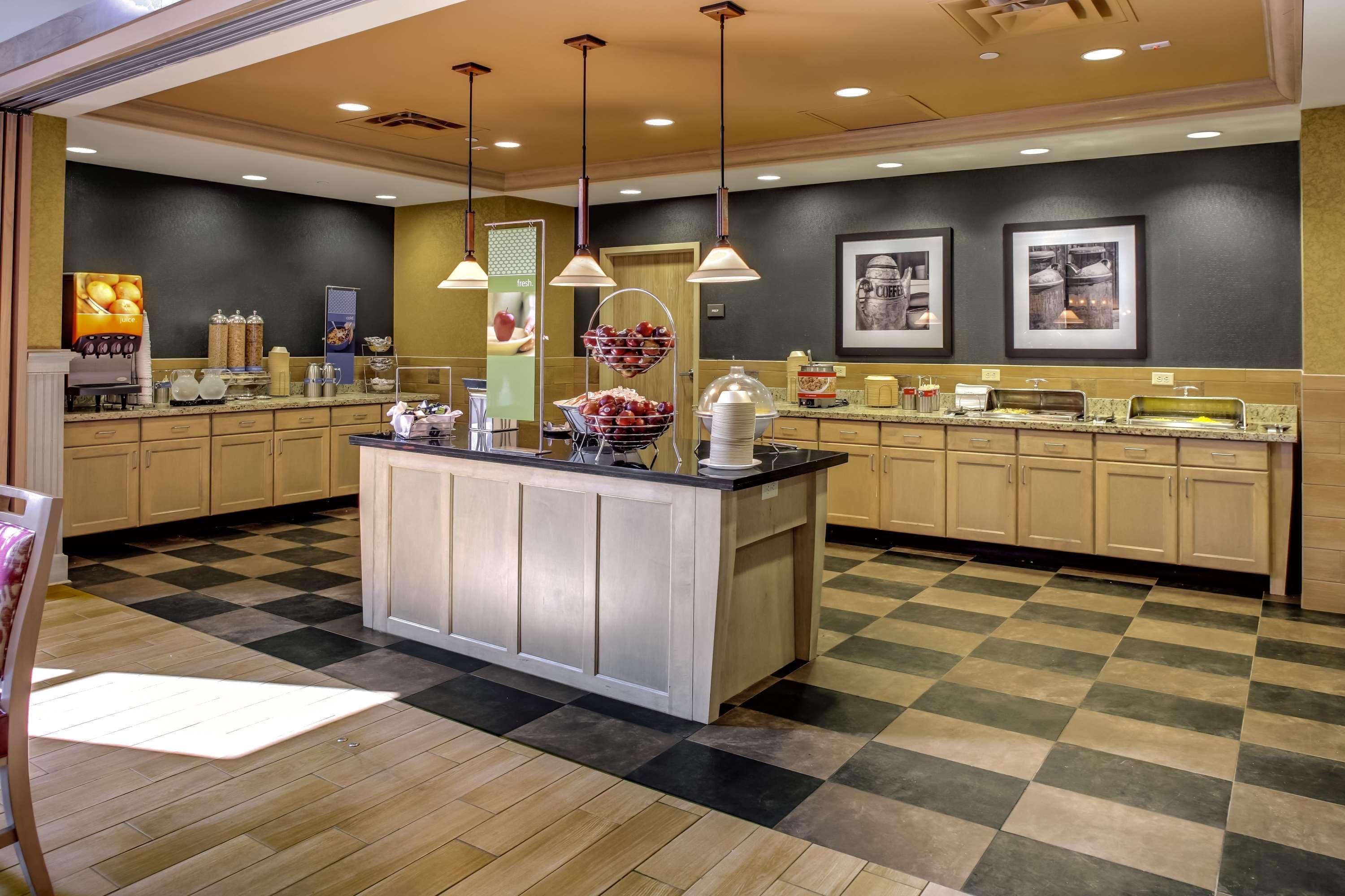 Hampton Inn & Suites Dodge City Boot Hill Casino Exterior photo