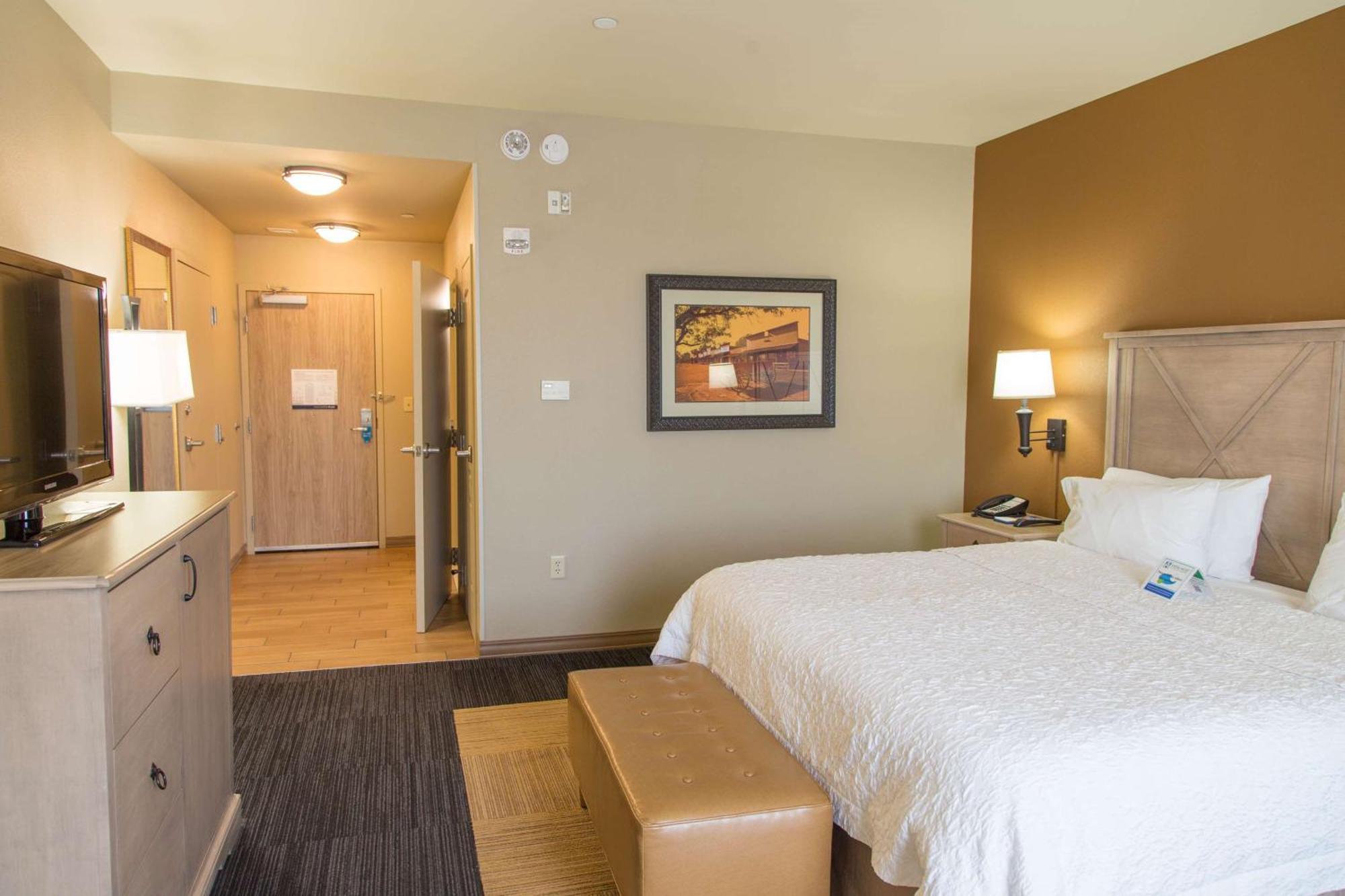 Hampton Inn & Suites Dodge City Boot Hill Casino Exterior photo