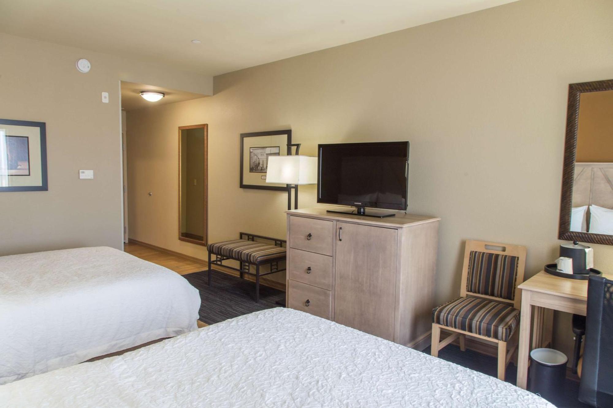 Hampton Inn & Suites Dodge City Boot Hill Casino Exterior photo