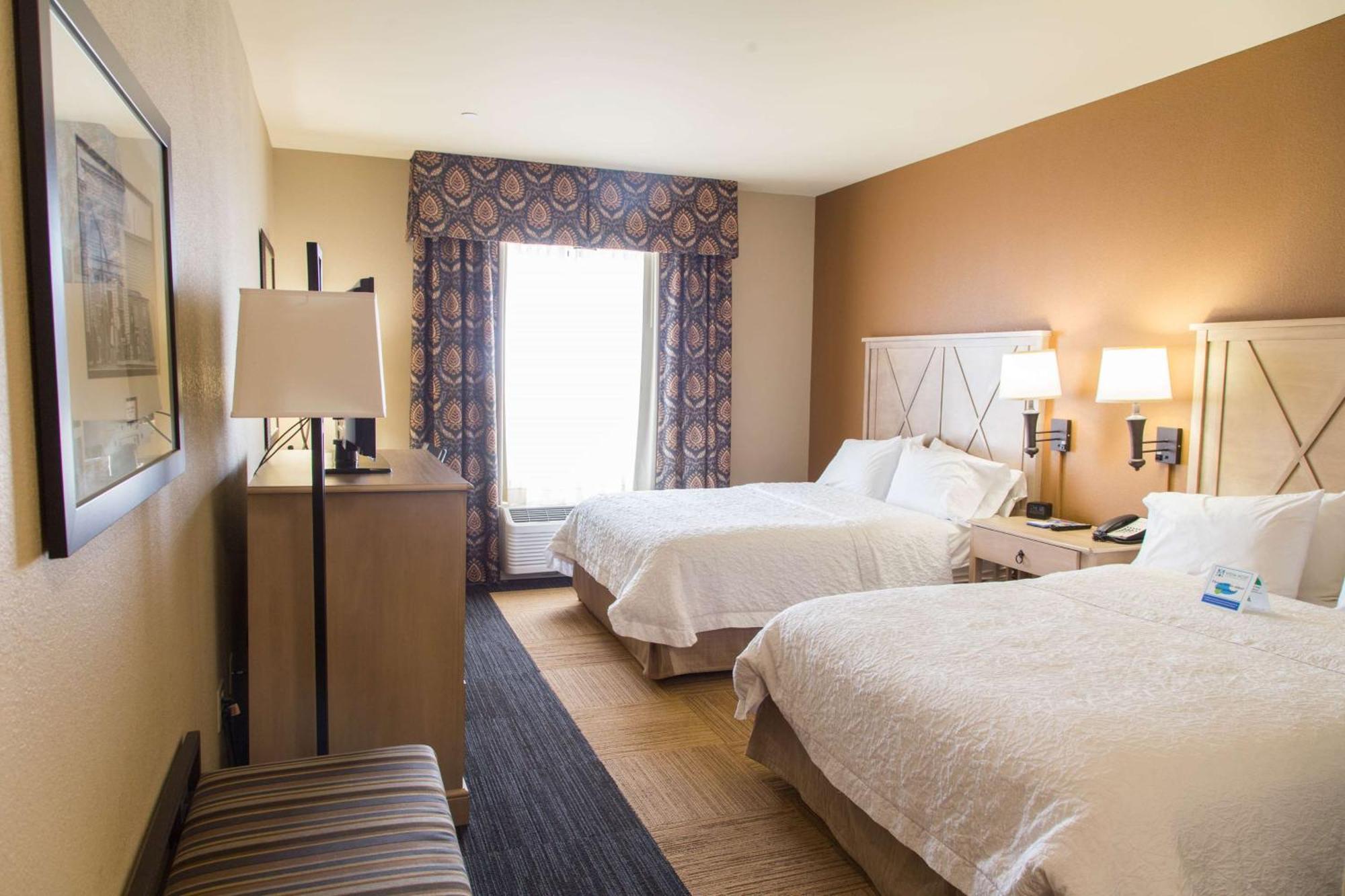 Hampton Inn & Suites Dodge City Boot Hill Casino Exterior photo