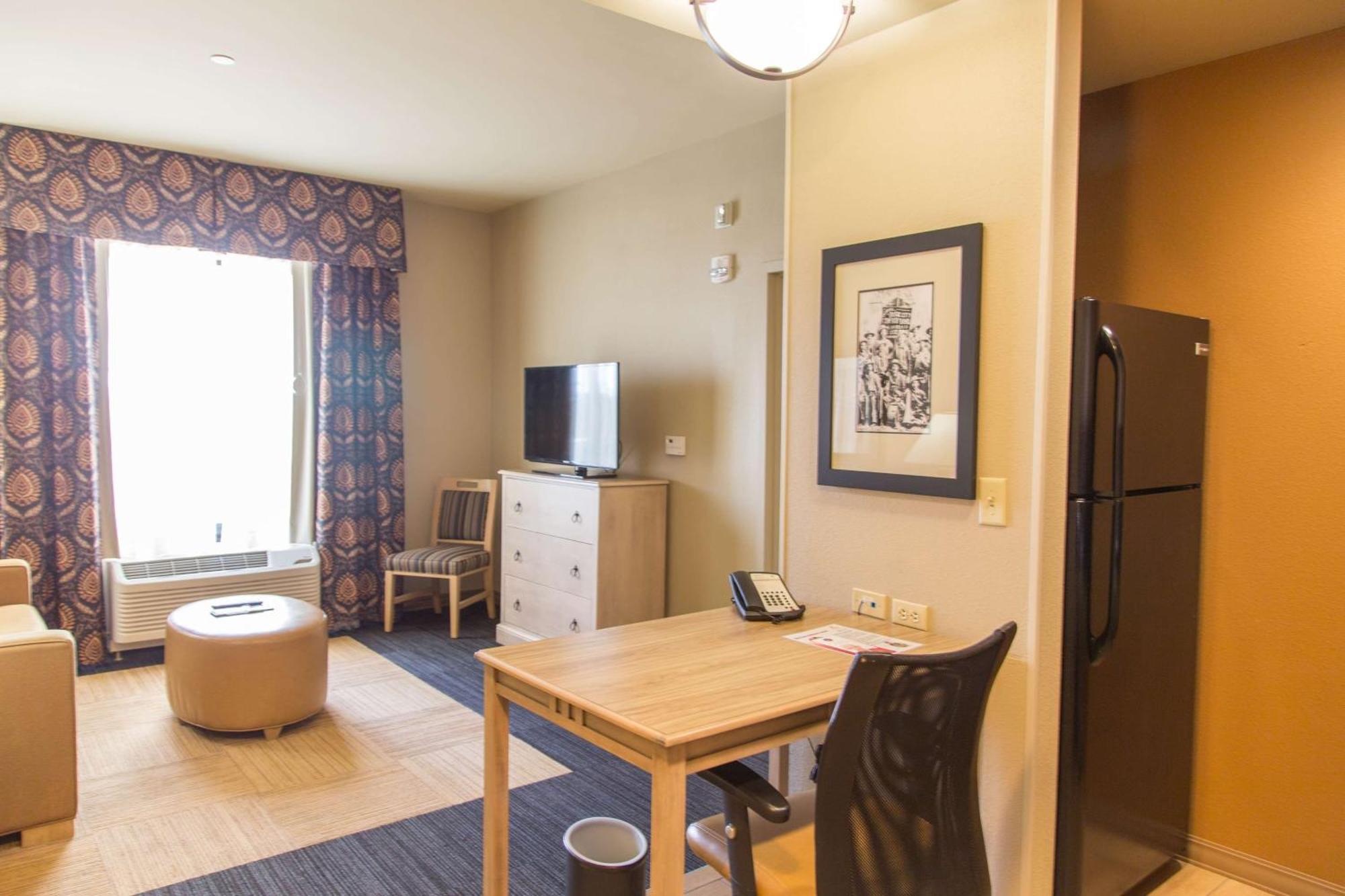 Hampton Inn & Suites Dodge City Boot Hill Casino Exterior photo