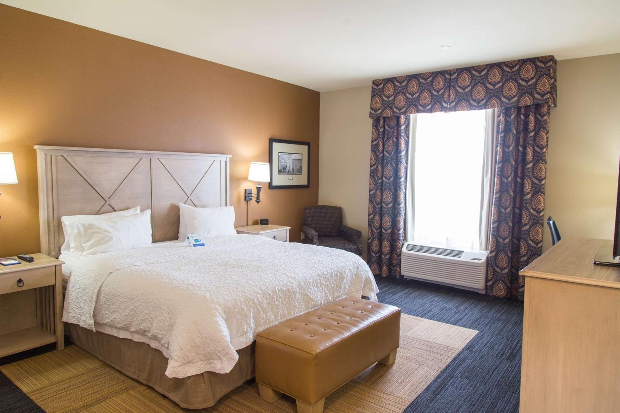 Hampton Inn & Suites Dodge City Boot Hill Casino Exterior photo