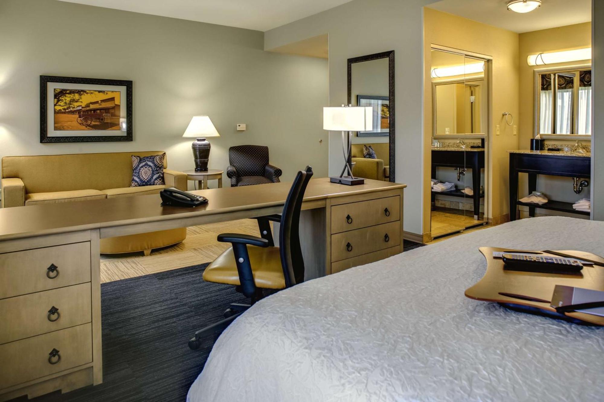 Hampton Inn & Suites Dodge City Boot Hill Casino Exterior photo