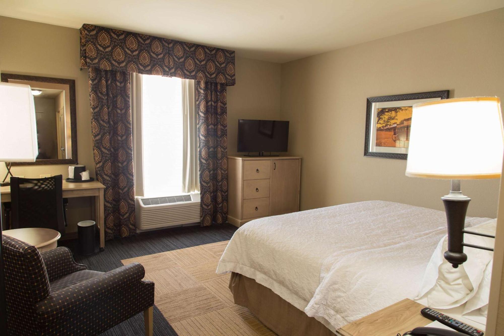 Hampton Inn & Suites Dodge City Boot Hill Casino Exterior photo