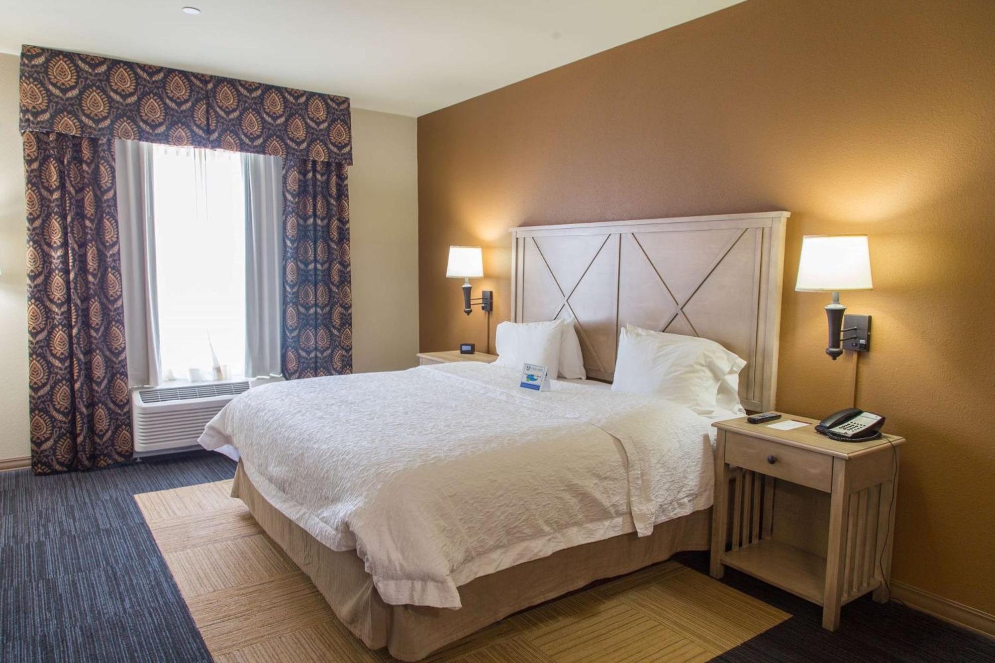 Hampton Inn & Suites Dodge City Boot Hill Casino Exterior photo