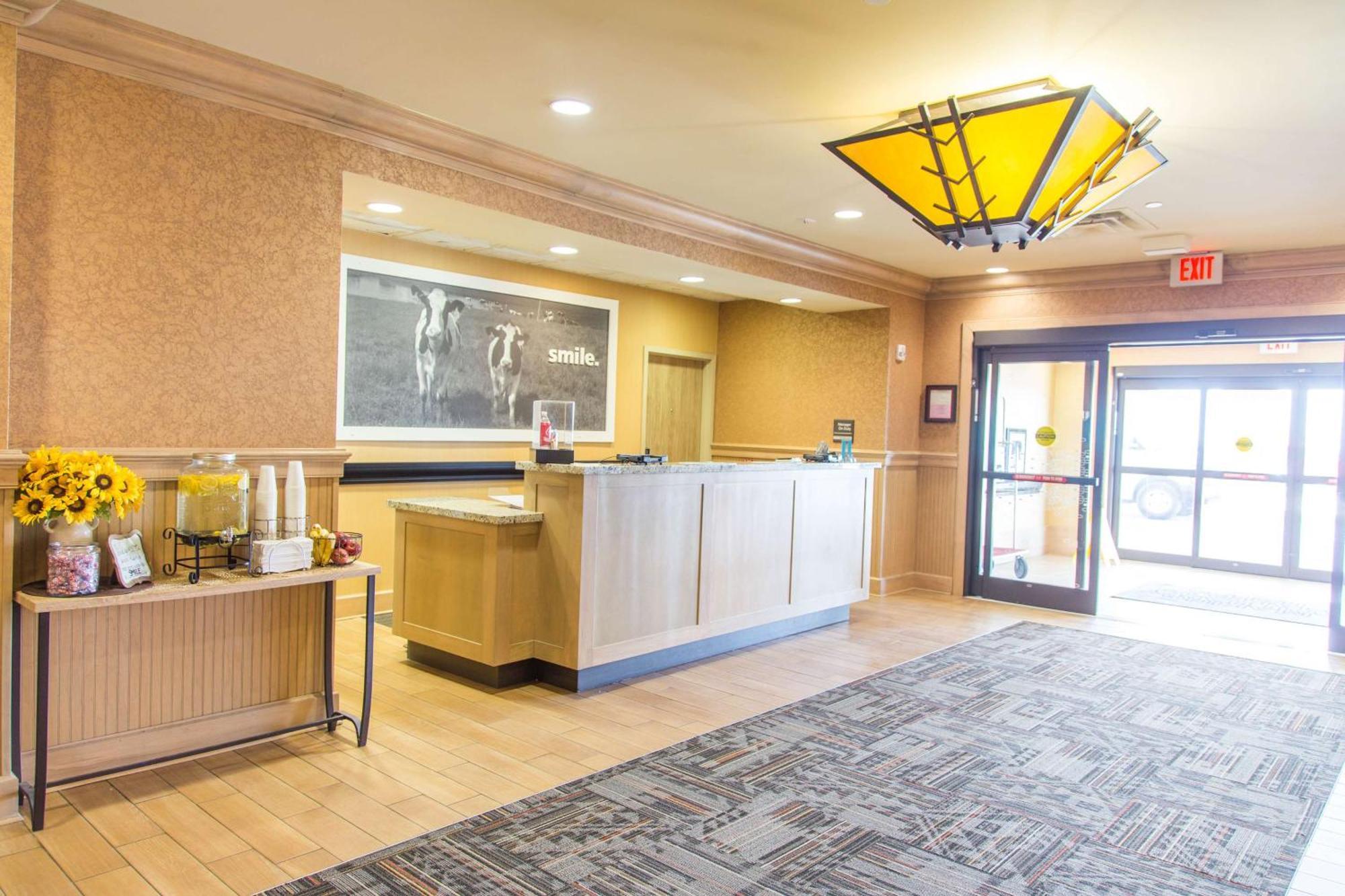 Hampton Inn & Suites Dodge City Boot Hill Casino Exterior photo